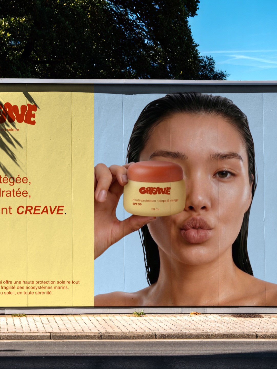Affiche urbaine CREAVE : « Protégée, hydratée, totalement CREAVE »